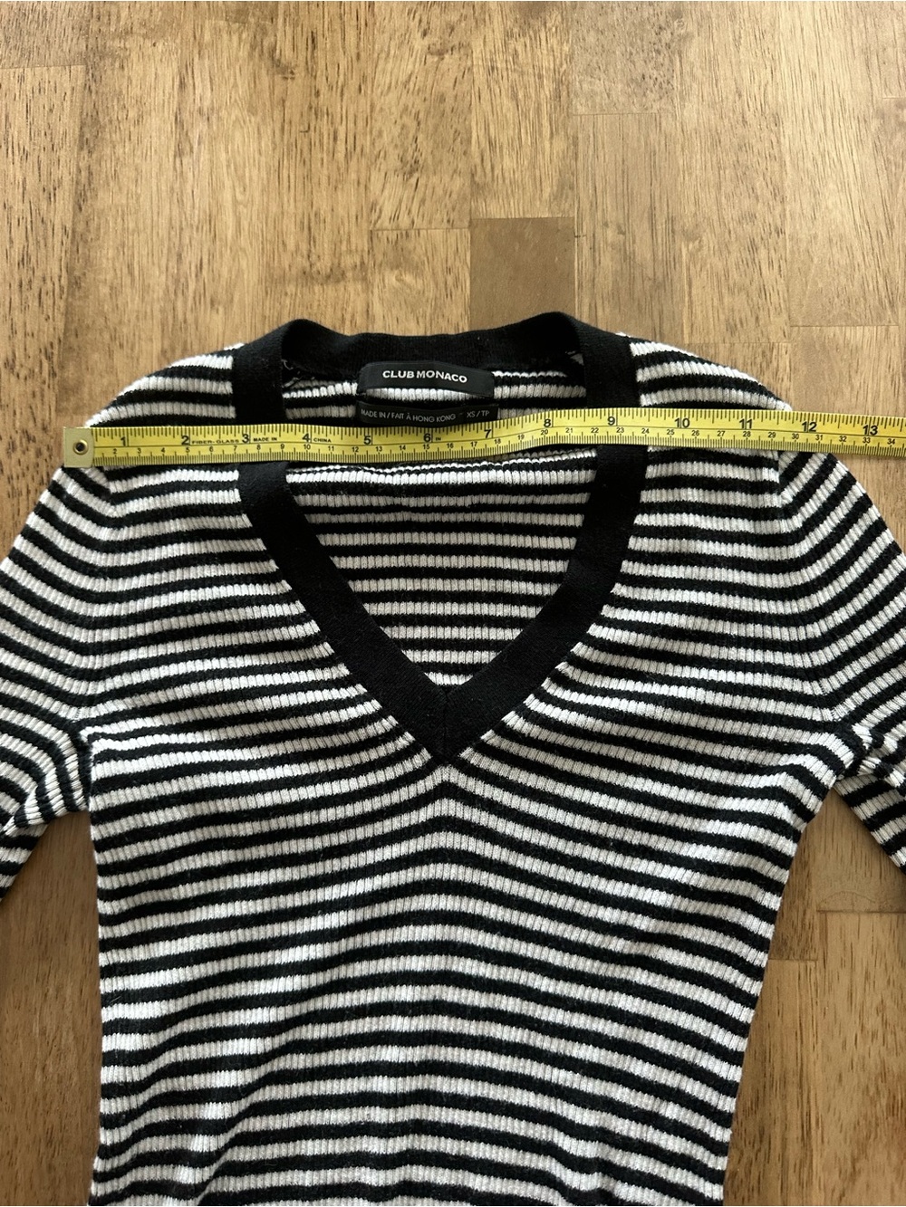 Vintage Club Monaco Black & White Striped V-Neck Cotton and Cashmere Top - Picture 5 of 7